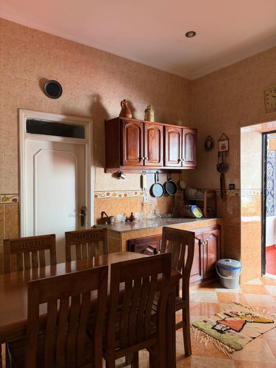 Kitchen or kitchenette, Dining area, oven, stove