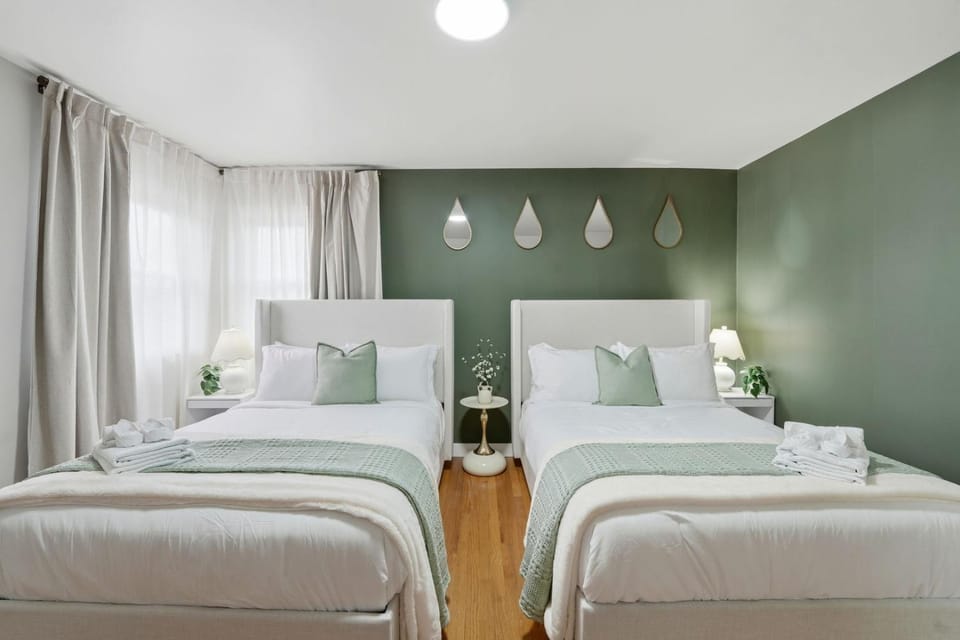 3BR Near O'Hare • Office • Coffee Bar • Sleeps 9 Apartment in Chicago