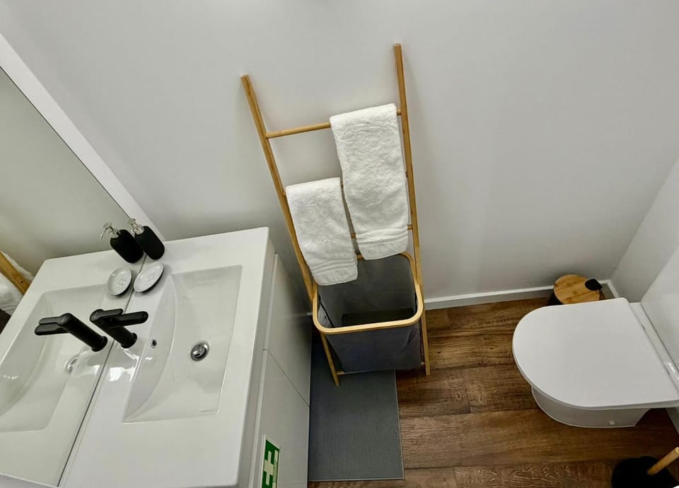 Toilet, towels