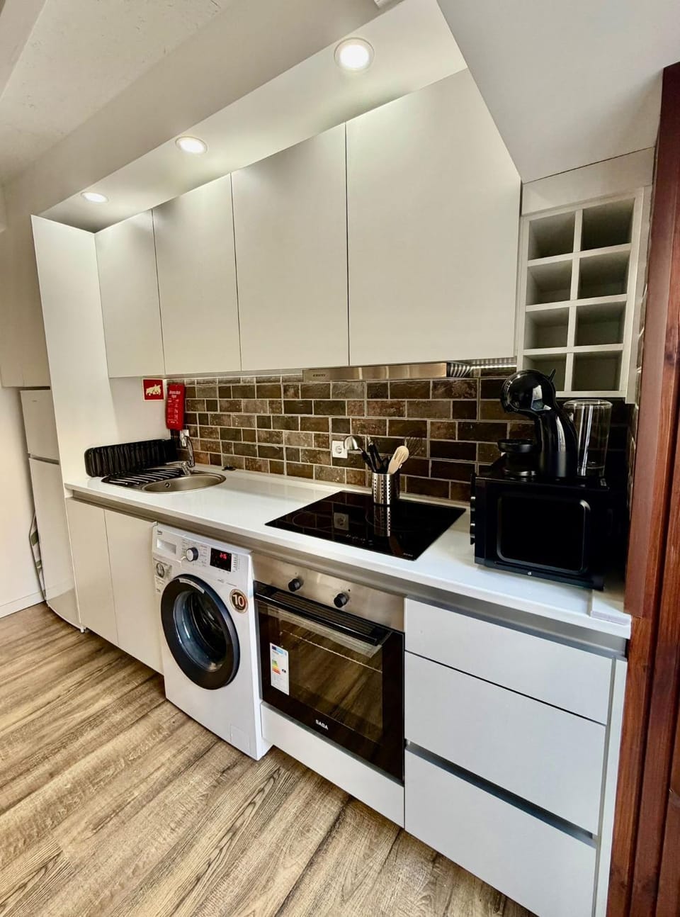 Coffee/tea facilities, Kitchen or kitchenette, microwave, oven, stove, washing machine