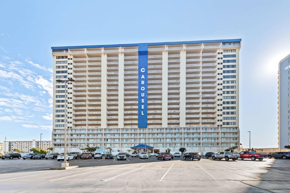 3BR Penthouse with immaculate views and amenities including a ice rink House in Ocean City