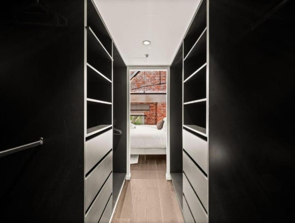 Photo of the whole room, Bedroom, wardrobe