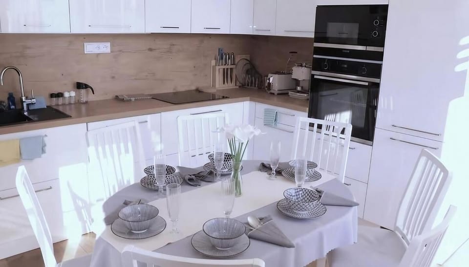 Coffee/tea facilities, Kitchen or kitchenette, Dining area, internet, internet, stove, toaster