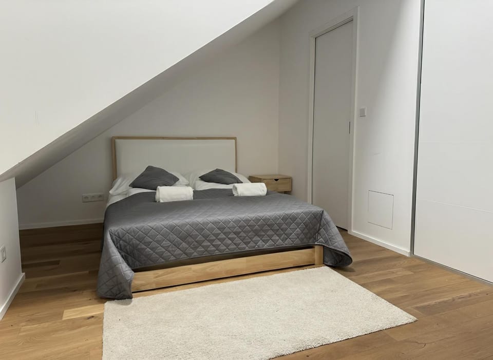 Bed, Photo of the whole room, Bedroom, internet, internet, towels