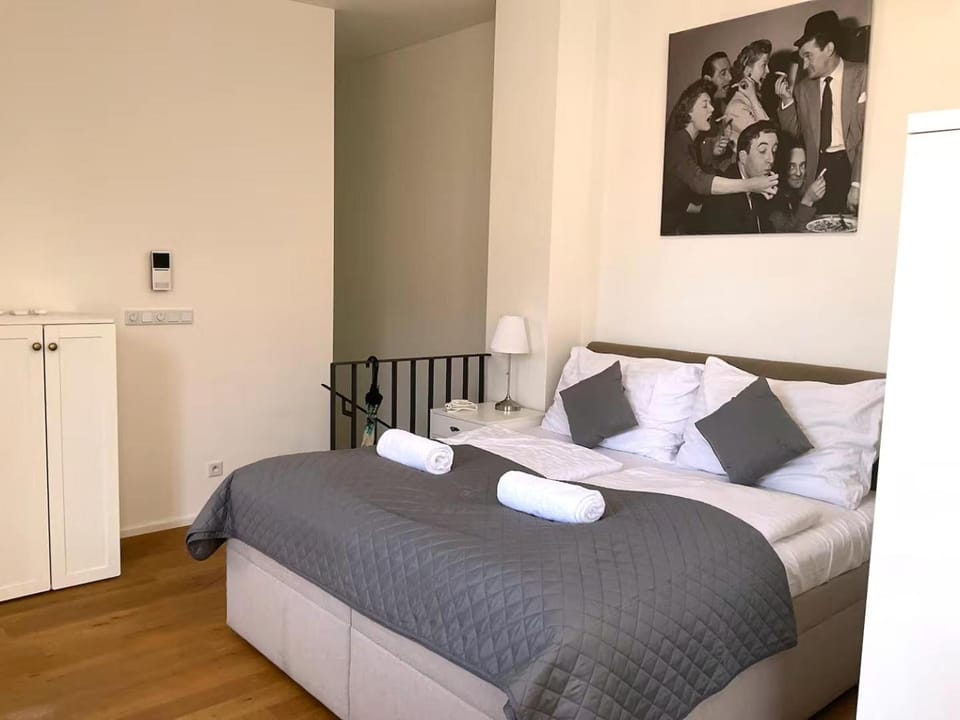 Bed, Living room, Photo of the whole room, Bedroom, internet, internet, towels, wardrobe
