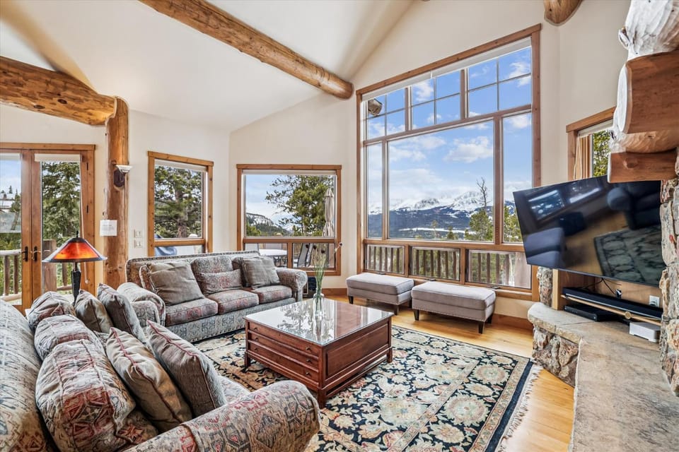 Stay at Dunkin Hill Lodge, Phenomenal Views, Shuttle Access, Pool Table, Private Hot Tub House in Breckenridge