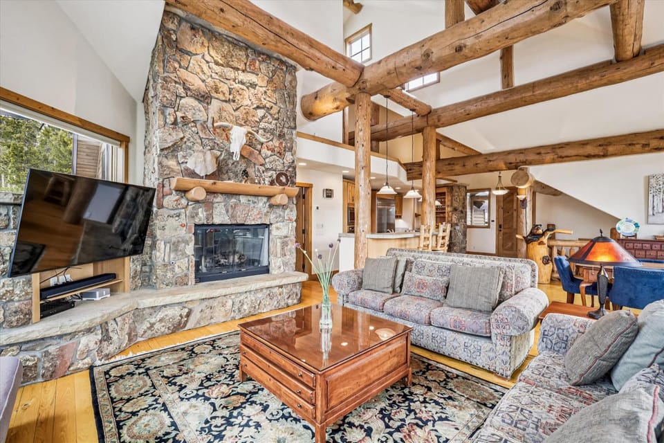 Stay at Dunkin Hill Lodge, Phenomenal Views, Shuttle Access, Pool Table, Private Hot Tub House in Breckenridge