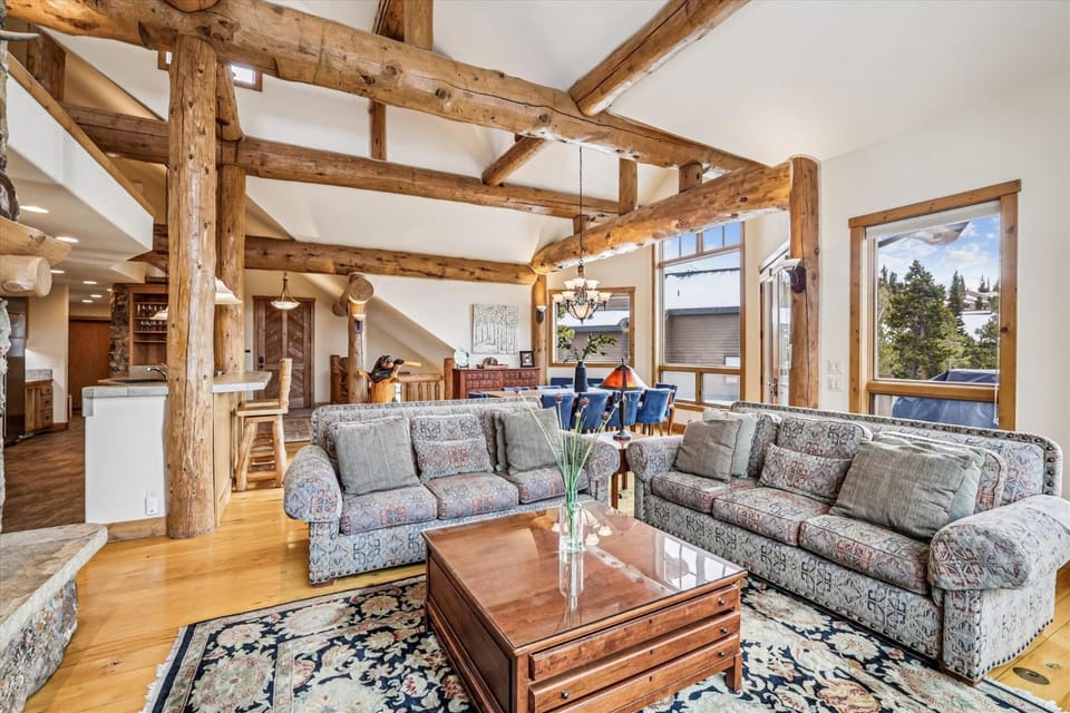 Stay at Dunkin Hill Lodge, Phenomenal Views, Shuttle Access, Pool Table, Private Hot Tub House in Breckenridge