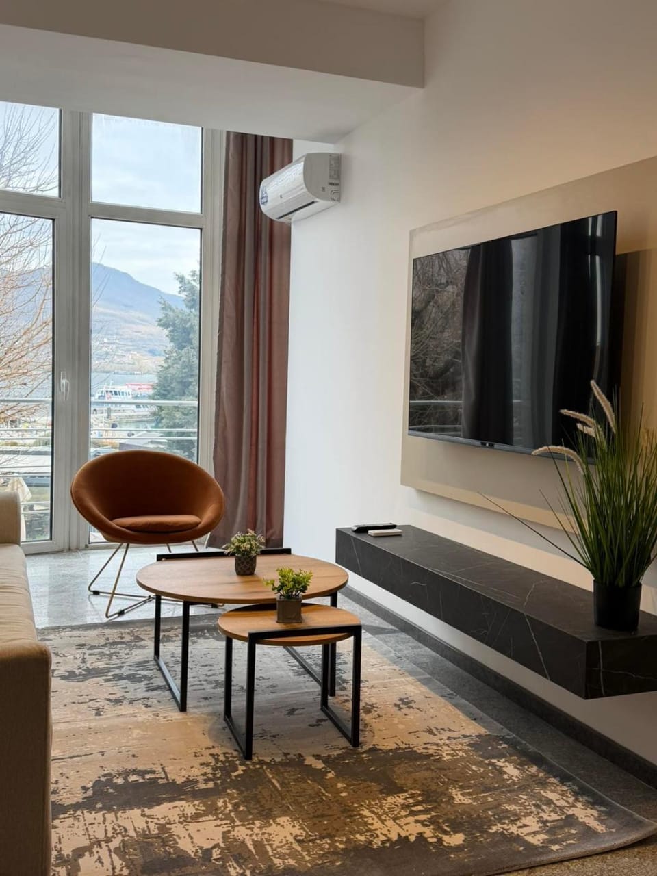 Communal lounge/ TV room, TV and multimedia, Living room, Seating area, Evening entertainment, air conditioner