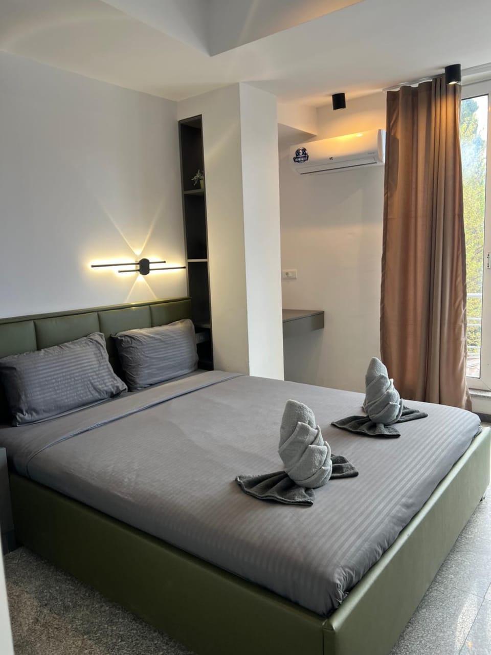 Photo of the whole room, Bedroom, towels