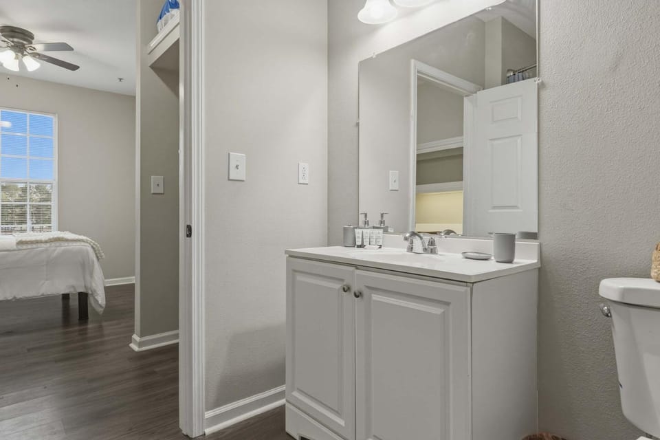 New Spacious Stay Close to UNC-P with Gym & Pool Apartment in South Carolina