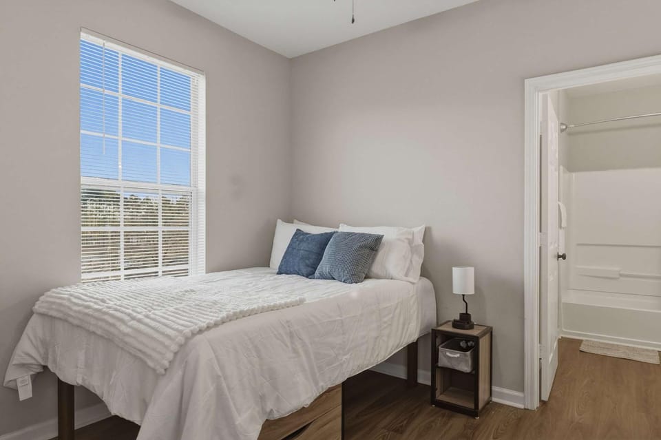 New Spacious Stay Close to UNC-P with Gym & Pool Apartment in South Carolina