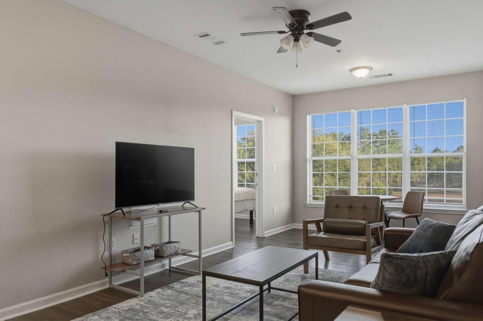 New Spacious Stay Close to UNC-P with Gym & Pool Apartment in South Carolina