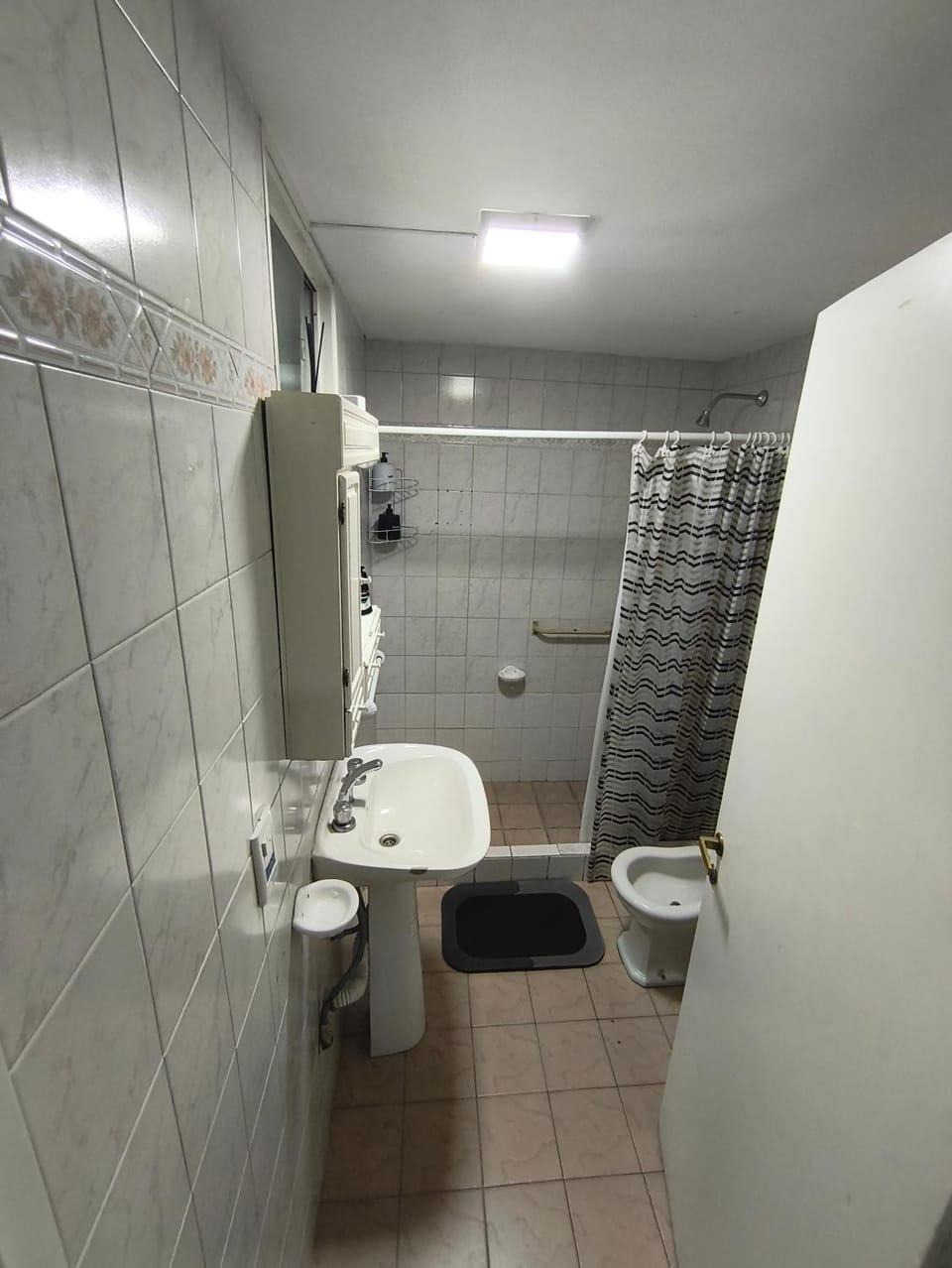 Shower, Toilet, Bathroom, bidet, towels