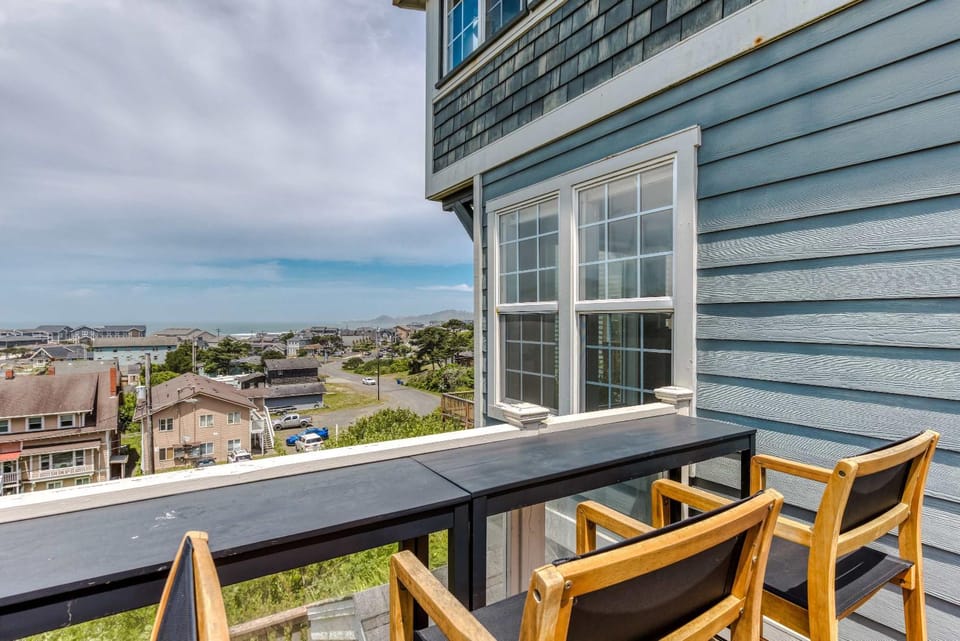 Castello Del Mare - Ocean views Hot tub Dogs OK House in Newport