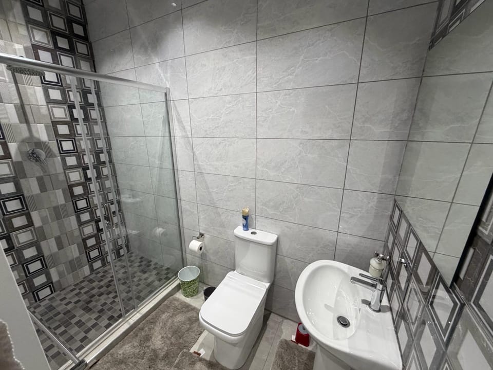 Shower, Toilet, Bathroom, towels