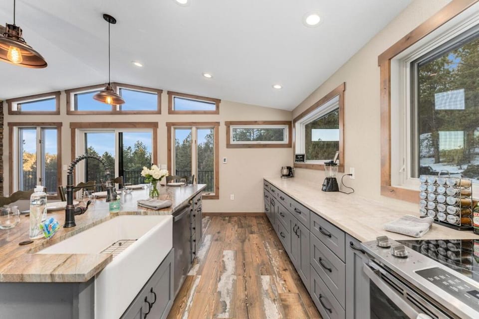 The Pine Getaway on 60 Acres with Hot Tub House in Park County