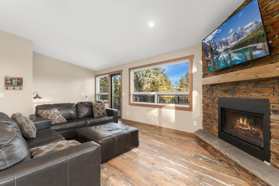 The Pine Getaway on 60 Acres with Hot Tub House in Park County