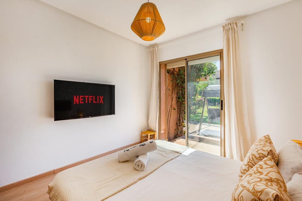 Bed, TV and multimedia, Photo of the whole room, Bedroom