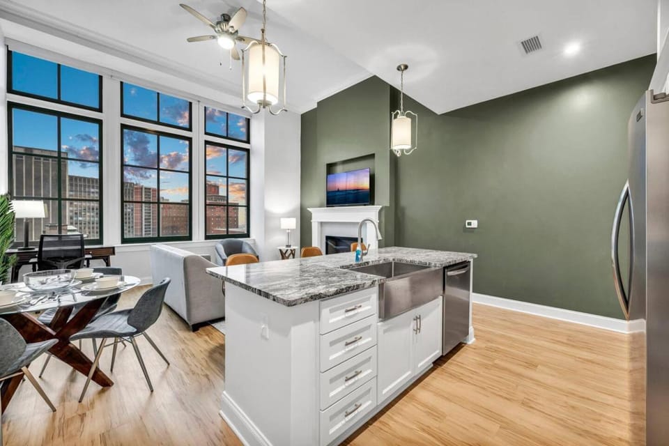 Kitchen or kitchenette, Dining area