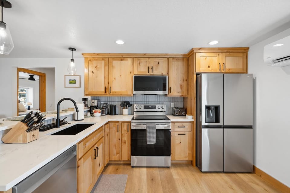 Downtown Loft Retreat next to Payette Lake, Ice Cream Alley, and all things McCall House in McCall