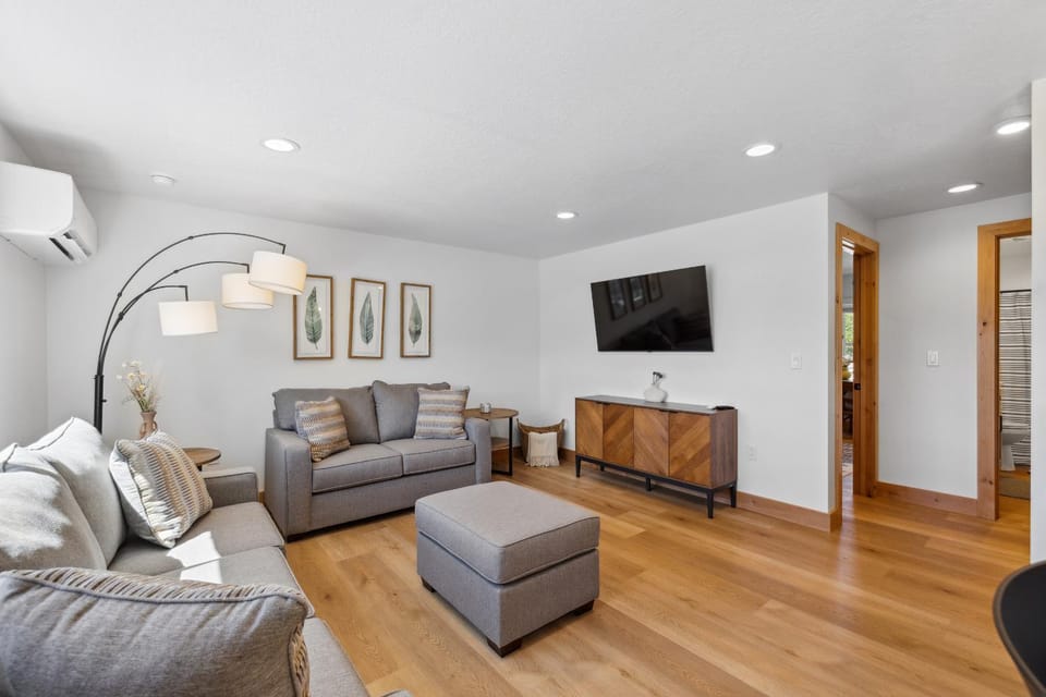 Downtown Loft Retreat next to Payette Lake, Ice Cream Alley, and all things McCall House in McCall