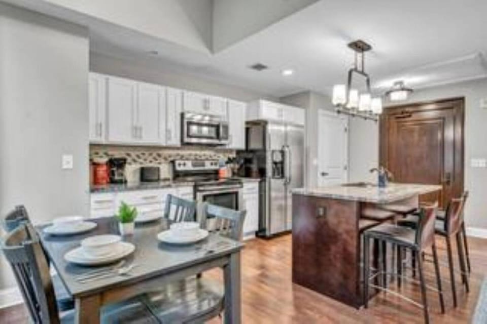Kitchen or kitchenette, Dining area