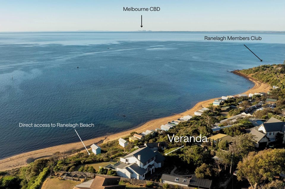 The Veranda - Panoramic Bay Views Private Beach Access Pool House in Mount Eliza