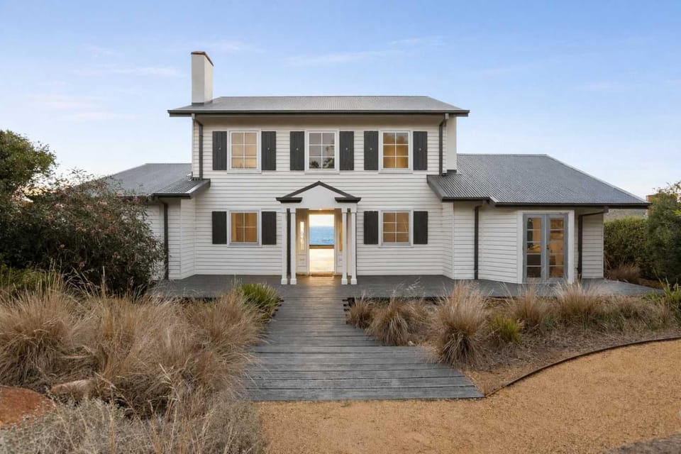 The Veranda - Panoramic Bay Views Private Beach Access Pool House in Mount Eliza