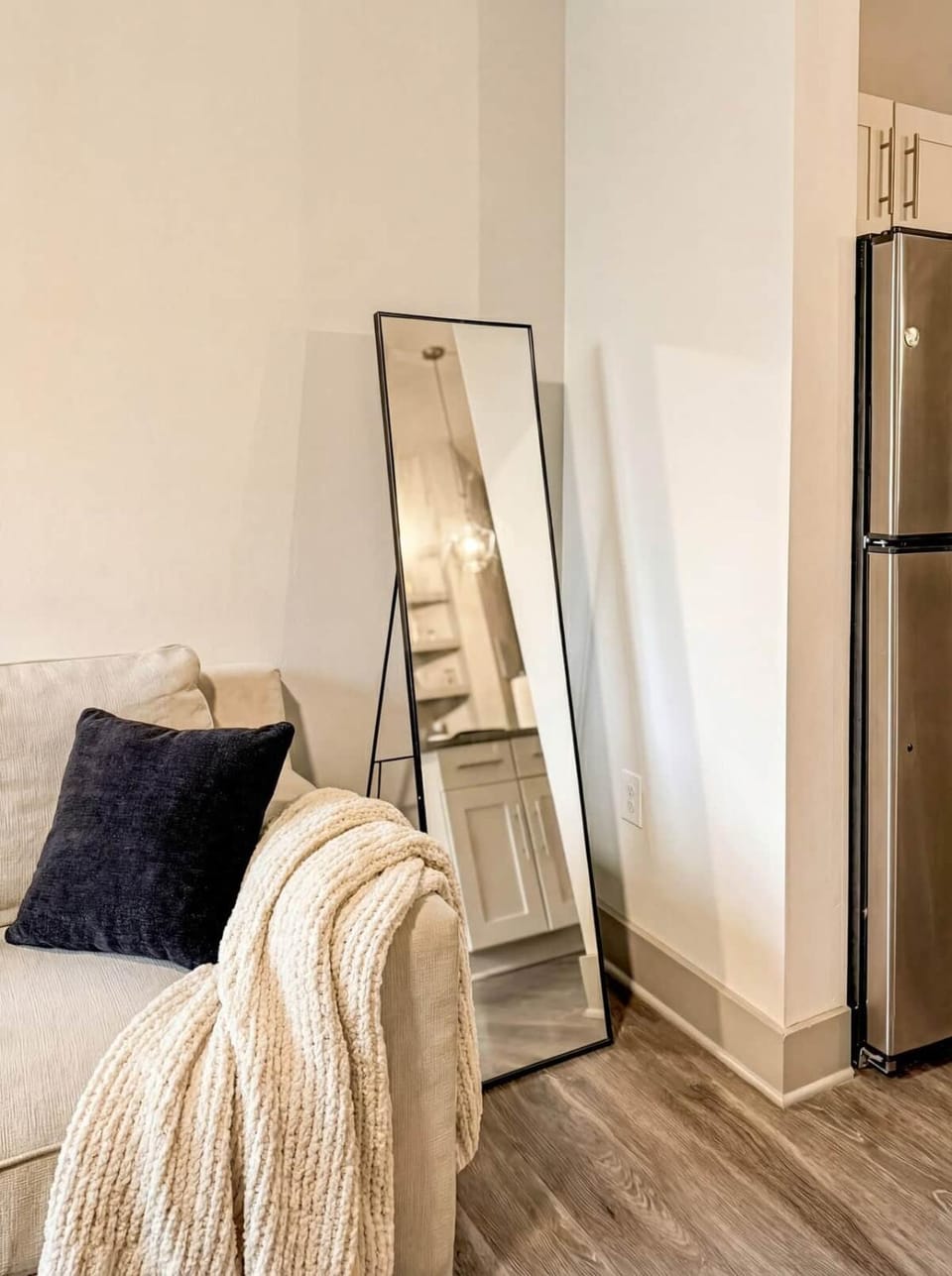 Stunning Lake Views | DART Train | Gym & Pool Apartment in Irving