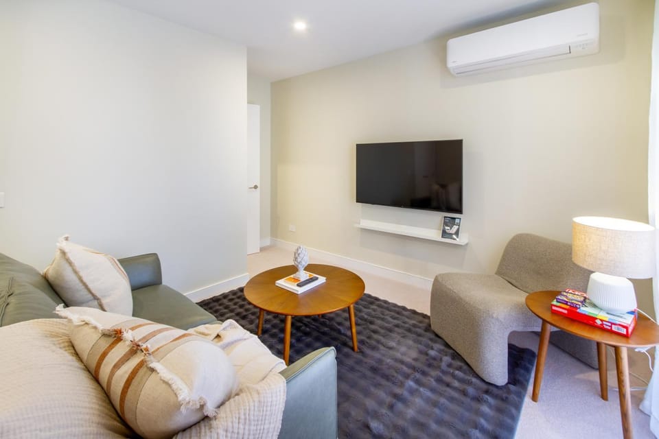 Seating area, Evening entertainment, air conditioner