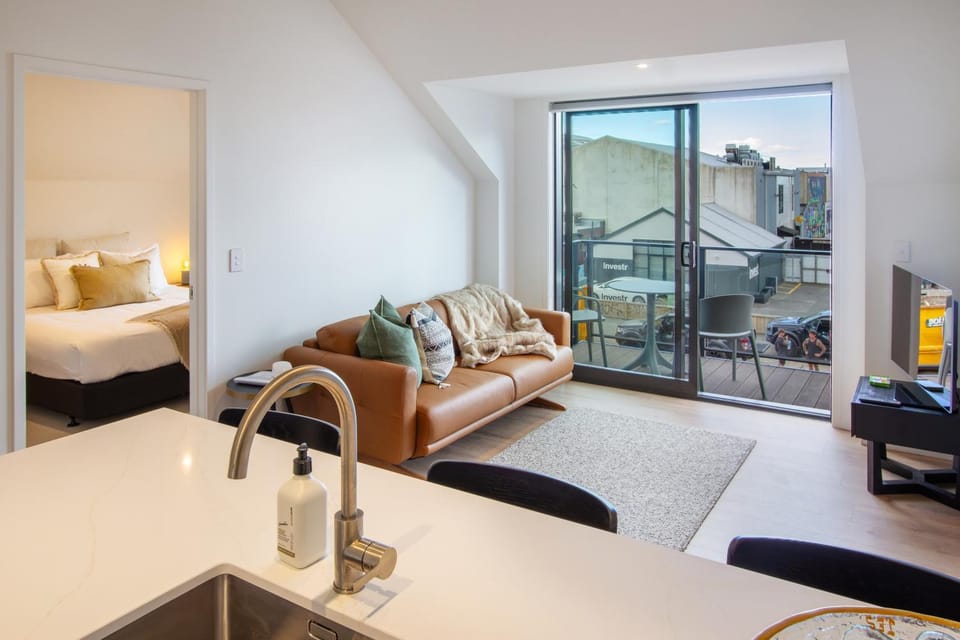 View (from property/room), Kitchen or kitchenette, Dining area, Evening entertainment, City view