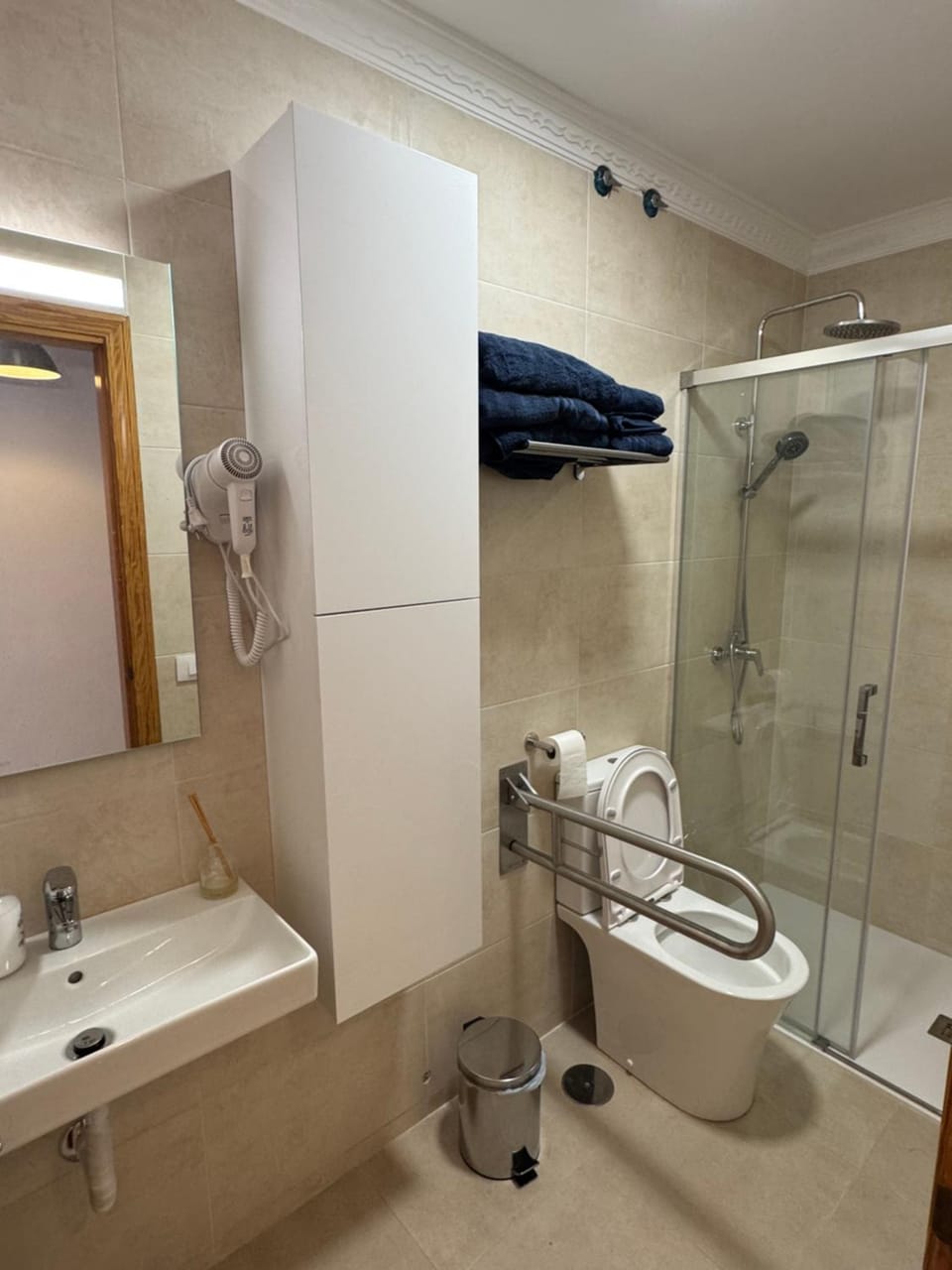 Shower, Toilet, Bathroom, towels
