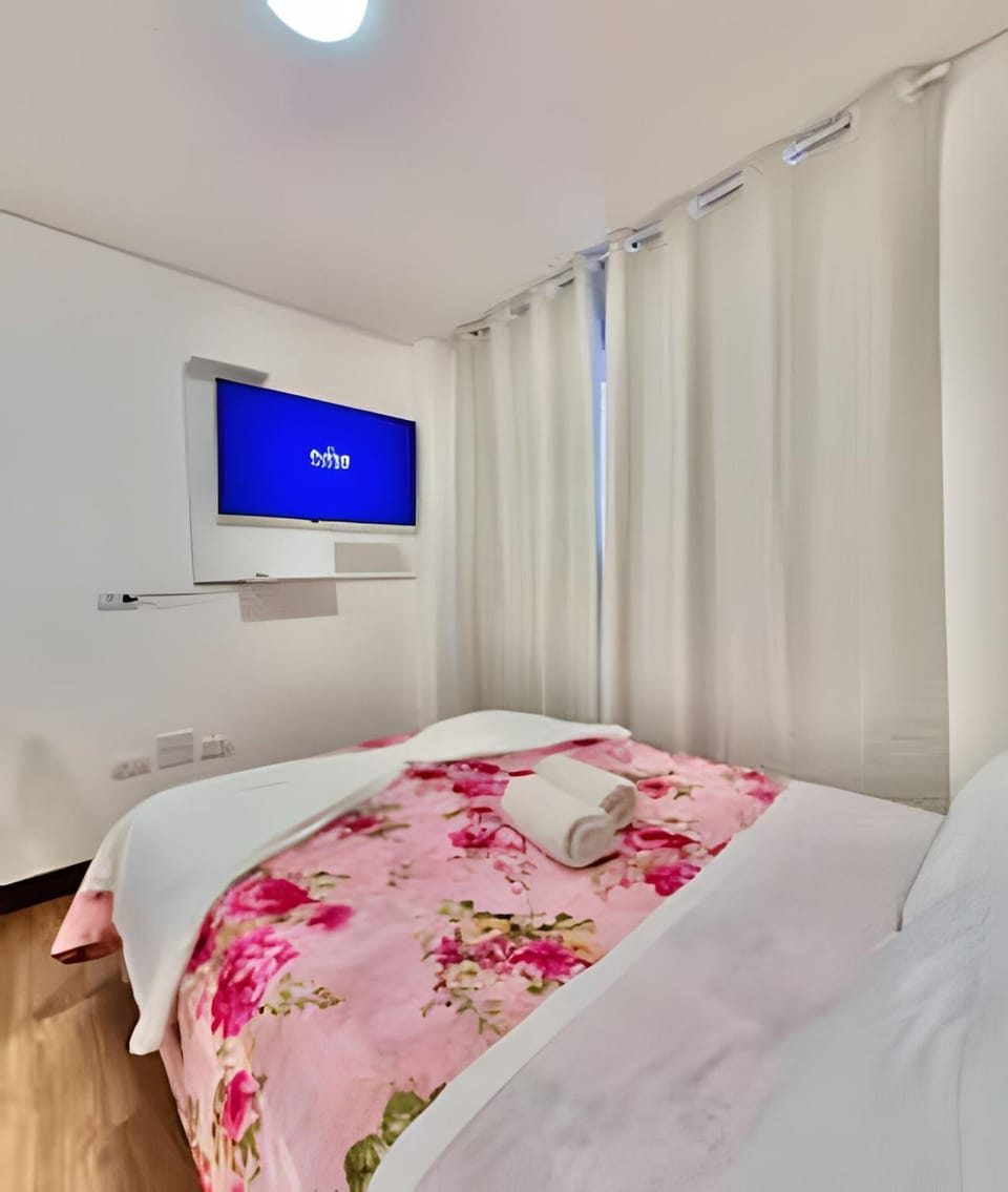 Bed, TV and multimedia, Photo of the whole room