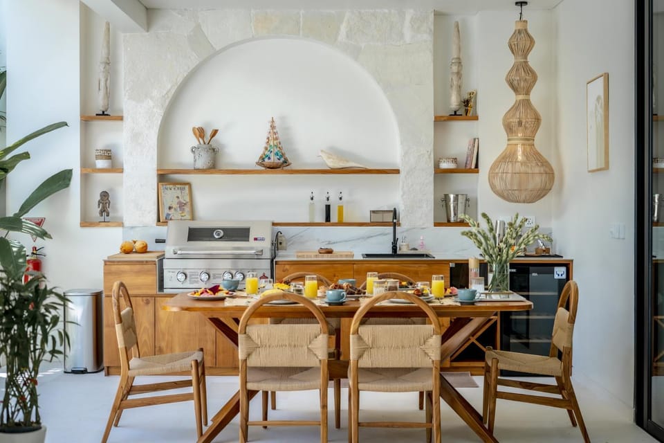 Kitchen or kitchenette, Dining area