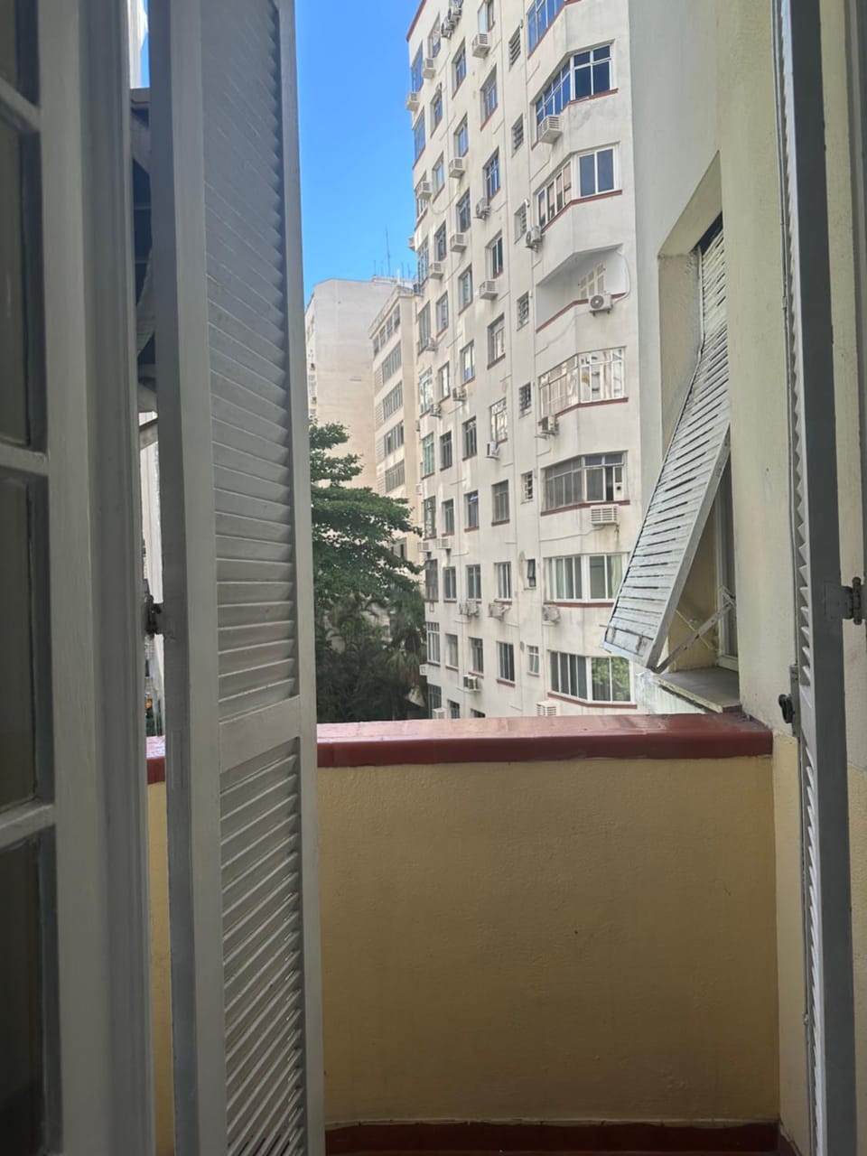 Copacabana, Beautiful Room with a Private Balcony, Bathroom and Beach view Apartment in Rio de Janeiro