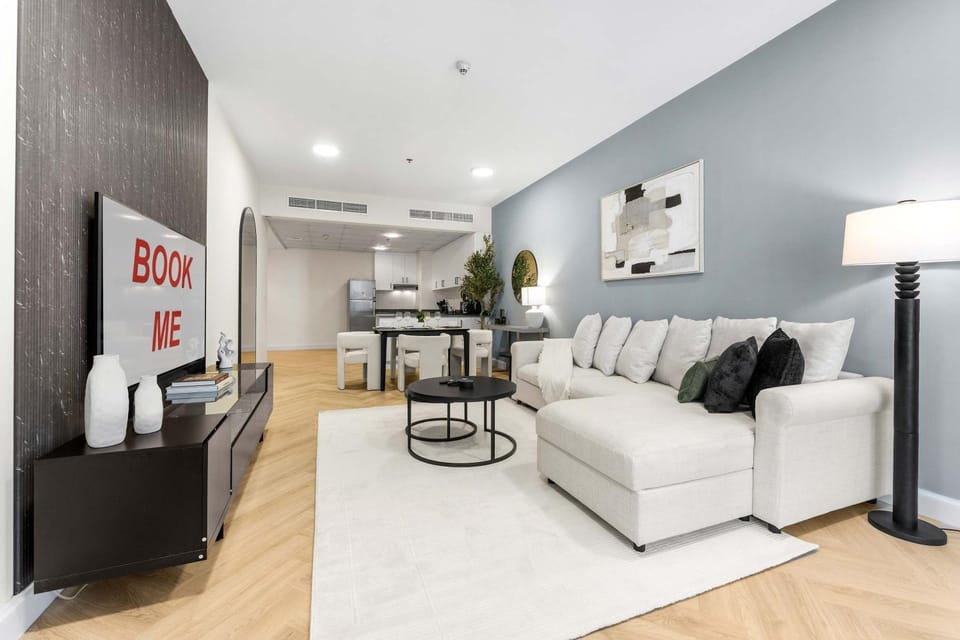 Free housekeeping visits during your stay - StayShort - Cozy Dubai Marina Stay with Private Balcony Sleeps 2 Apartment in Dubai