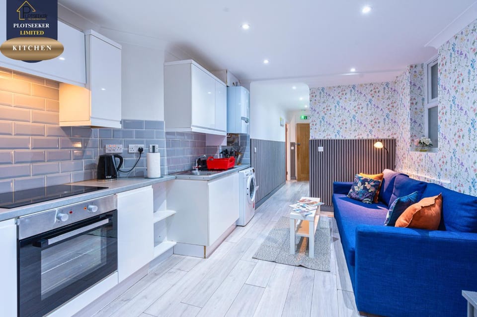 6BR 6 En-Suite Sleeps 16 West Kensington Apartment in City of Westminster