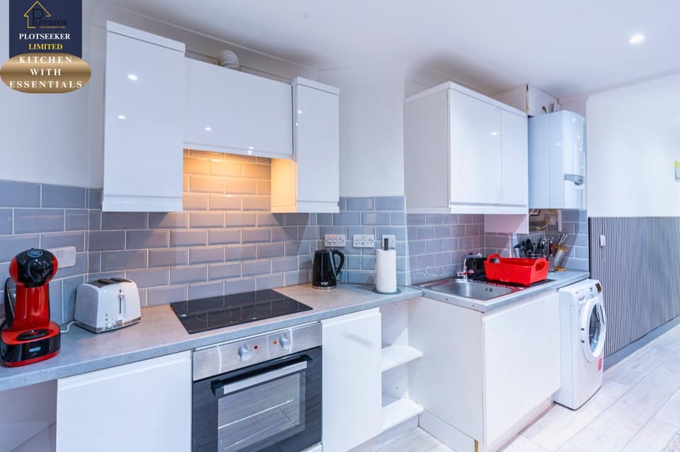 Stylish 6BR 6 En-Suite Showers Sleeps 16 Apartment in City of Westminster