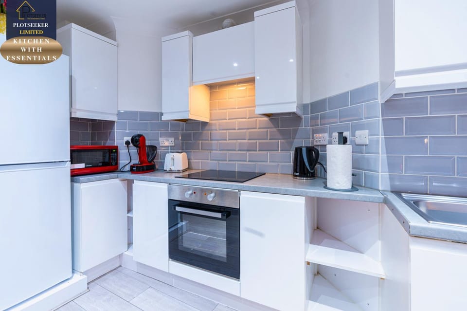 6BR 6 En-Suite Sleeps 16 West Kensington Apartment in City of Westminster