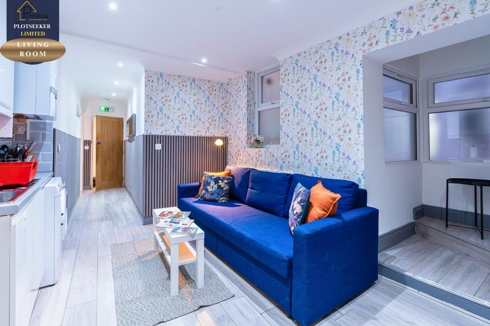 6BR 6 En-Suite Sleeps 16 West Kensington Apartment in City of Westminster