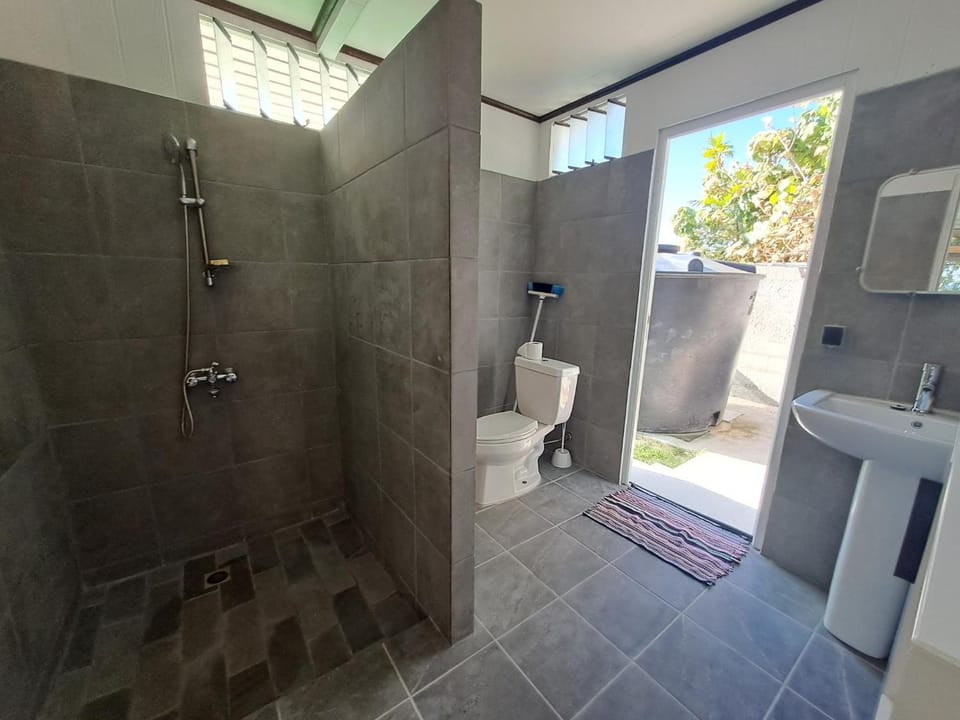 Shower, Toilet