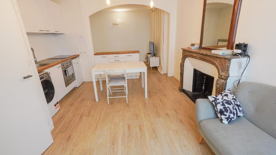 7 Historic Marais Studio near Bastille & metro Apartment in Paris