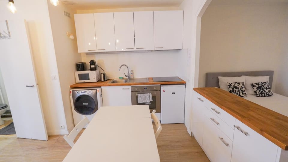 7 Historic Marais Studio near Bastille & metro Apartment in Paris