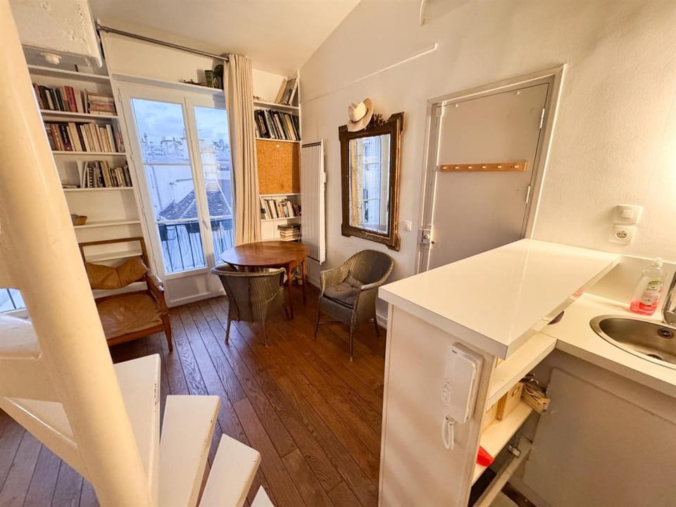 8 Historic Latin Quarter Flat Walk to Louvre & Metro Apartment in Paris