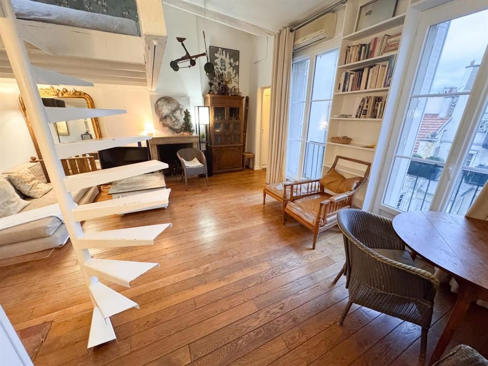 8 Historic Latin Quarter Flat Walk to Louvre & Metro Apartment in Paris