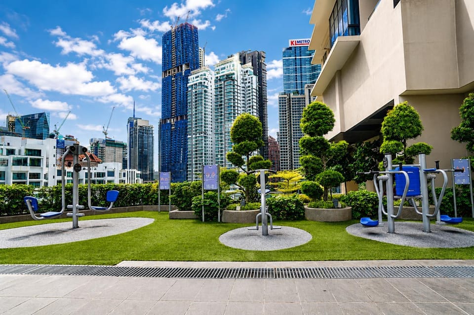 Property building, Spring, Day, Natural landscape, Garden, City view, Garden view, Location