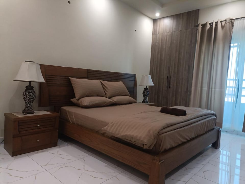 Grande Apartment with balcony by MMM Edge Apartment in Islamabad