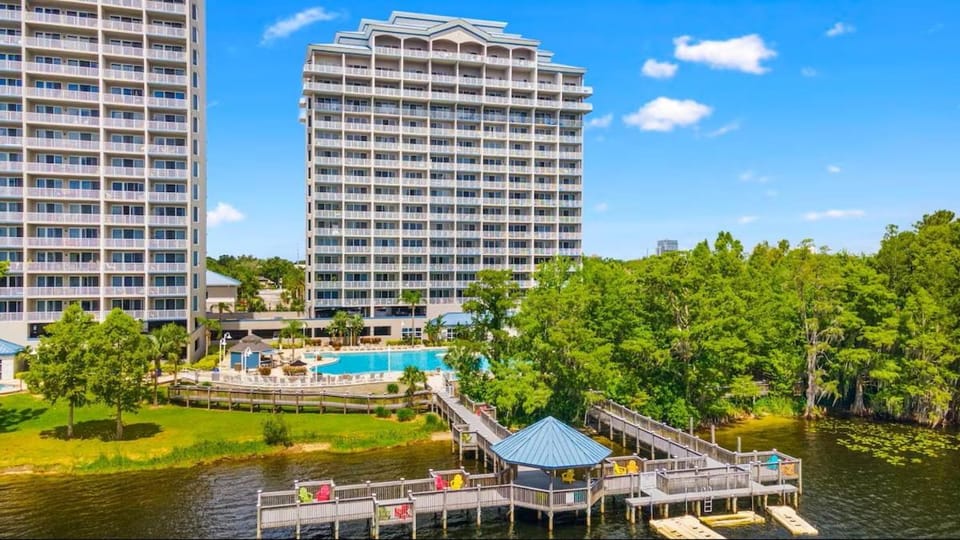 Lakefront Resort Condo near Disney & Epic Universe Apartment in Orlando