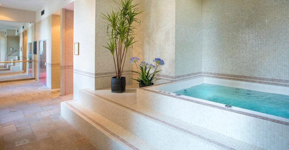 Hot Tub, Massage, Sauna, Spa and wellness centre/facilities